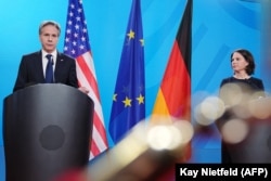 German Foreign Minister Annalena Baerbock (right) and U.S. Secretary of State Antony Blinken speak with reporters in Berlin on January 20.