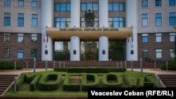 Un funcționar al Parlamentului ar fi cules și transmis informații care „dăunează intereselor R. Moldova”.