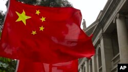 Kineska zastava ispred zgrade Završnog žalbenog suda u Hong Kongu (9. veljače 2021.)