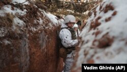 Un militar ucrainean - în tranșeele din regiunea Donețk, în estul Ucrainei, 31 ianuarie, 2022