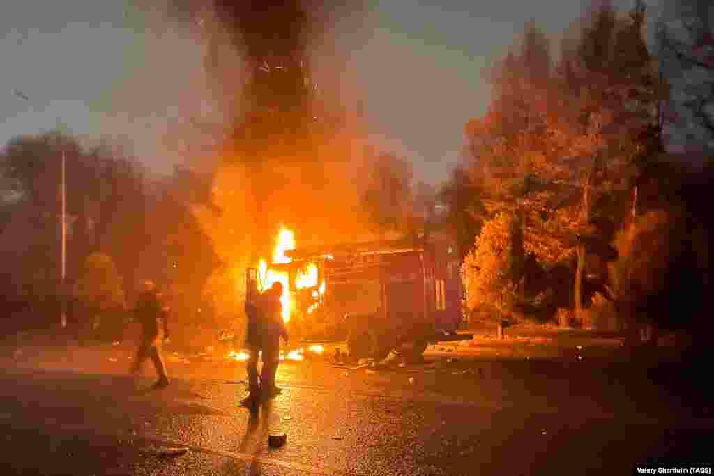 Një kamion zjarrfikësish duke u djegur në Almati, më 5 janar. 
