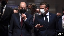 Olaf Scholz (stânga) este criticat pentru lipsa de implicare fermă a Germaniei în rezolvarea tensiunilor declanșate de prezența rusă la granița Ucrainei. După plecarea Angelei Merkel, ofensiva diplomatică a Europei a fost preluată de Emmanuel Macron. 