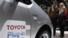 Посетители рассматривают Concept Car Toyota Prius Hybrid Plug-in на выставке Geneva International Motor Show. 5 марта 2008 года
