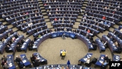 Victimele abuzurilor europarlamentarilor sunt adesea izolate. Nimeni nu vrea să-i ajute, pentru că și-ar periclita propria carieră. Abuzurile continuă în regim de secret deschis.