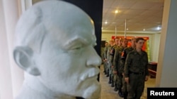 Pripadnici samoproglašene Narodne Republike Lugansk čekaju u redu za glasanje na montiranom referendumu, u vojnoj jedinici u Lugansku, Ukrajina, 23. septembar 2022.