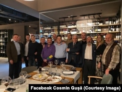 Grup al colaboratorilor postului de radio Gold FM, amendat de CNA pentru dezinformare.