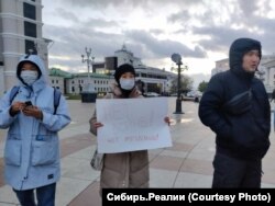 Oamenii au început deja să iasă în stradă pentru a protesta împotriva mobilizării parțiale din Rusia. În imagini, un protest din localitatea Ulan-Ude, situat în Republica Buriatia, din Orientul Îndepărtat al Rusiei.