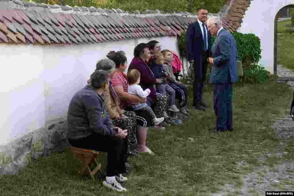Fotografija snimljena u maju ove godine, na kojoj tadašnji princ Čarls razgovara s lokalnim stanovništvom u Transilvaniji. Čarls je prvi put posjetio Transilvaniju 1998. godine i rekao je da se odmah zaljubio u Rumuniju. Britanski kralj može pratiti svoju lozu do Vlada Tepeša, jednog od rumunskih nacionalnih heroja koji je bio poznat i kao "Vlad nabijač" zbog svog nemilosrdnog odnosa prema neprijateljima.