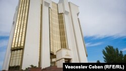 Doar trei politicieni au spus până acum că vor să candideze la toamnă pentru fotoliul amplasat în această clădire, inclusiv președinta actuală, Maia Sandu. 