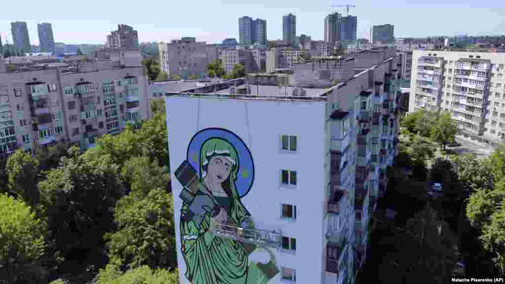 O imagine cu &bdquo;Sfânta Javelin&rdquo;:&nbsp;Fecioara Maria legănând o rachetă antitanc în Kiev, mai 2022.&nbsp;