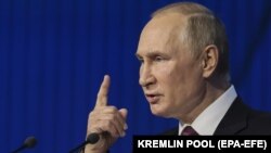 Vladimir Putin rostind un discurs în timpul celei de-a 19-a reuniuni anuale a Clubului de discuții Valdai din Moscova, 27 octombrie 2022