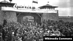 Momentul eliberării prizonierilor din lagărul de exterminare Mauthausen, din apropierea orașului austriac Linz