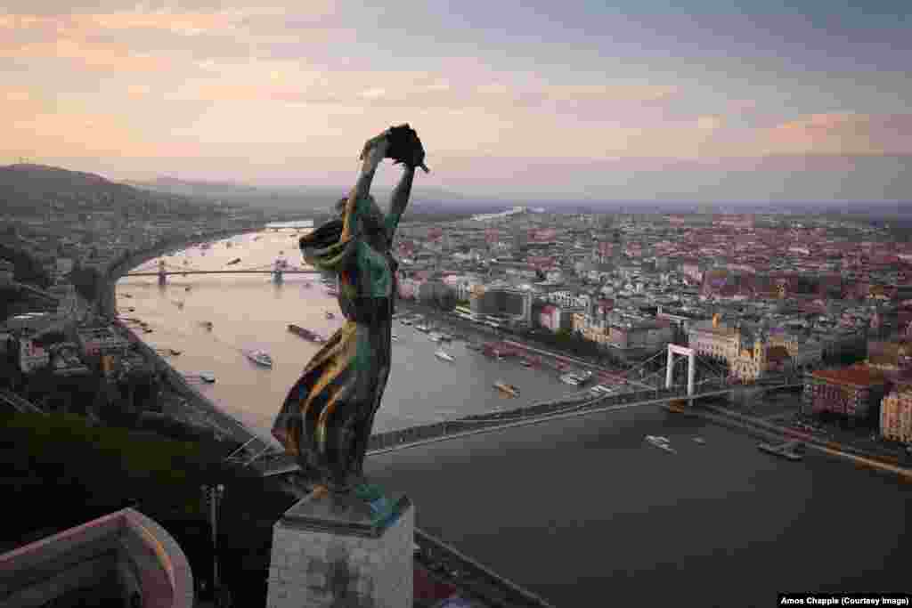 Statuia Libertății din Budapesta a fost ridicată inițial în memoria soldaților sovietici care au murit în asediul orașului din 1945. După 1989, când s-a schimbat regimul politic, majoritatea monumentelor comuniste au fost demolate, dar eleganta figură feminină a supraviețuit, schimbându-i-se doar semnificația: ea îi simbolizează azi pe toți cei care și-au sacrificat viața pentru libertatea Ungariei.