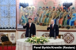 Xi Jinping și Vladimir Putin au ținut un toast în timpul vizitei de trei zile a liderului chinez la Moscova, pe 21 martie 2023.