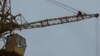 Рабочий на строительном кране на месторождении Каламкас. Мангистауская область, 11 января 2016 года.
