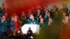 Lai Ching-te, președintele-ales din Taiwan, vorbind la un miting, flancat de alegerea sa pentru postul de vicepreședintă, Hsiao Bi-khim (în dreapta lui în imagine) după victoria în alegeri, la Taipei, Taiwan, 13 ianuarie 2024. (REUTERS/Carlos Garcia Rawlins)