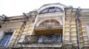Будівля лікарні у центрі міста, пам’ятка архітектури, 5 серпня 2011 року