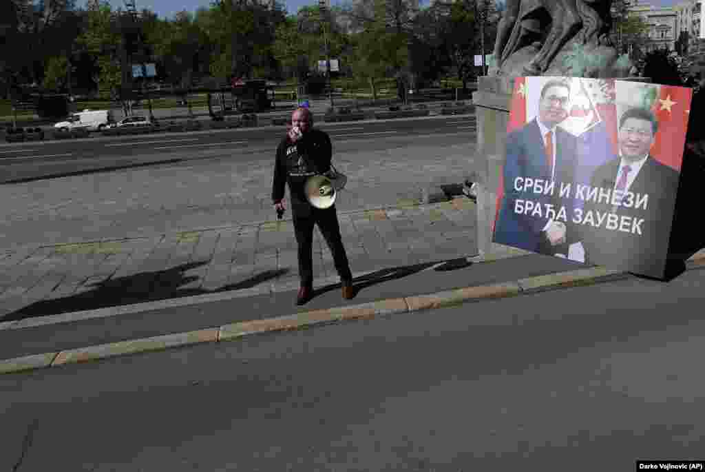 Un protestatar lângă clădirea Adunării Naționale a Serbiei, alături de un panou cu președintele sârb Aleksandar Vucic și președintele Xi, pe care este afișat mesajul: „Sârbi și chinezi, prieteni pentru totdeauna”, în 28 aprilie. În timpul unui summit video din această lună, UE a anunțat o „investiție economică robustă“ pentru țările balcanice, de până la 3,3 miliarde de euro (3,6 miliarde de dolari) în fonduri de urgență de la UE deja alocate pentru regiune. "Balcanii de Vest aparțin UE și nu avem nicio îndoială că ar putea fi altfel", a declarat președinta Comisiei Europene, Ursula von der Leyen. 