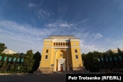 Алматыдағы Ғылым академиясының ғимараты. Ғалымдардың айтуынша, Ресей Қазақстанның бірнеше институтында жұмыс істейтін зерттеушілерді өздерінің "қара тізіміне" қосқан.