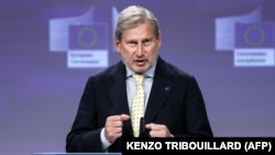 Johannes Hahn, az EU költségvetési biztosa mutatta be júniusban a többéves keretköltségvetés kiegészítését célzó javaslatot. Hahnnak kulcsszerep jut a magyar pénzek ügyében is. Fotó: Kenzo Tribouillard / AFP
