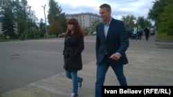 Kira Yarmysh (left) and Aleksei Navalny walk to a meeting in the Kostroma region in 2015.