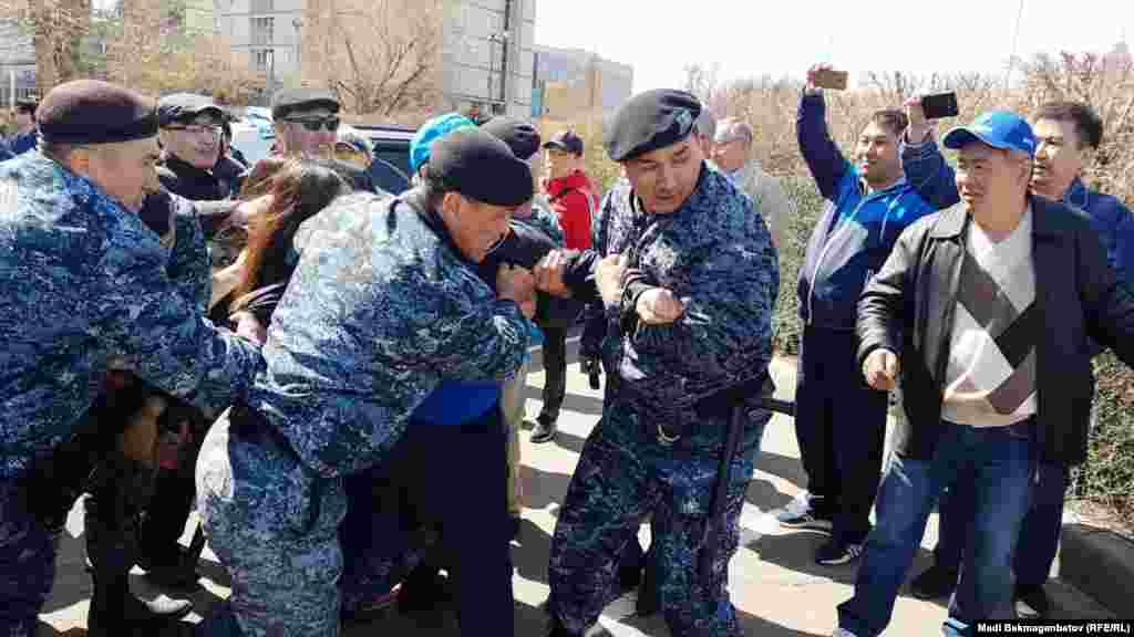 Акцияға жиналғандар: «Саяси тұтқындарға бостандық берілсін!», «Масқара!» деп айғайлады.
