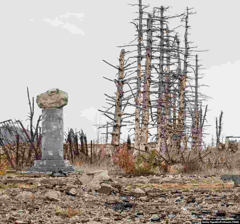 Această &bdquo;buturugă&rdquo; ciobită de gloanțe este ceea ce a mai rămas dintr-un monument dedicat poetului ucrainean Taras Șevcenko, situat în centrul Mariinka. Ruinele orașului din estul Ucrainei au fost capturate de forțele ruse în decembrie 2023.