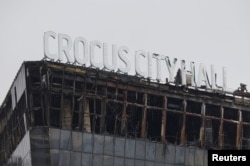 Sala de concerte de lângă Moscova a fost incendiată de autorii atacului, după ce au tras sute de gloanțe în mulțimea de spectatori veniți la concertul trupei Picnic.
