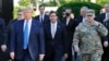 Președintele american Donald Trump (stânga), secondat de alți oficiali civili și militari. 1 iunie 2020