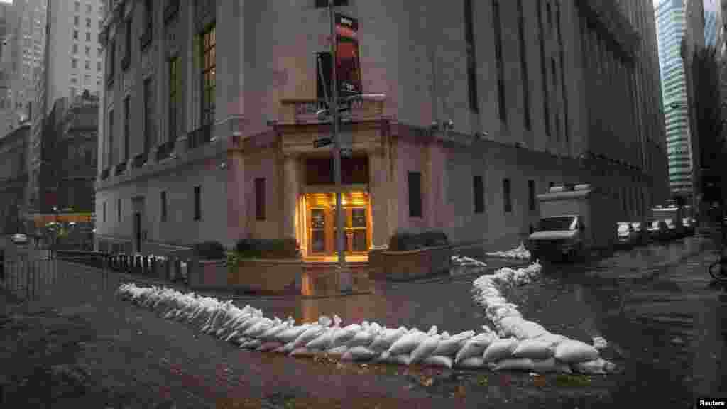 Džakovi sa pijeskom na ulazu u Njujor&scaron;ku berzu na Manhattanu, foto: REUTERS/Andrew Kelly