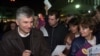 Lider demokrata Zoran Đinđić iz dana visokog političkog uspona, 1999. godine, sa jednih od demonstracija protiv Slobodana Miloševića. Đinđić, kao prvi demokratski izabrani premijer Srbije, ubijen je u atentatu 12. marta 2003. godine.