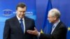 Президент Європейської ради Герман Ван Ромпей вітає Президента України Віктора Януковича в Брюсселі, 1 березня 2010 року