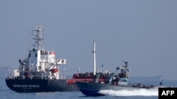 Marea Britanie spune că Rusia nu vrea să-și asume atacarea directă cu rachete a navelor comerciale care folosesc coridorul umanitar nou creat pentru Ucraina, și că vrea să le distrugă pe ascuns, după care va da vina pe Ucraina pentru pierderea oricăror transport maritim. 