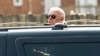 Joe Biden răspunde jurnaliștilor, în timp ce urcă în mașina prezidențială, după ce a luat micul dejun cu familia fiului său și cu nepoții la o cafenea din Wilmington, 3 octombrie 2021 .