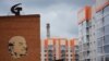 Так Ильич, снесенный вместе с заводским корпусом, выглядел еще пару лет назад. В это время к промзоне на улице Аделя Кутуя в Казани уже подобрался вплотную жилой квартал. Складывалось впечатление, что вождь мирового пролетариата заглядывает прямо в окна. Неуютное жильцам было, наверное.<br />
<br />
P.S. Кстати, труба, возвышающаяся на заднем фоне тоже уже снесена.&nbsp;