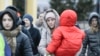 Izbeglice iz Mariupolja u Rusiji. Mnogima od njih bi pomoć od 10.000 rubalja pomogla da pokriju osnovne potrebe dok čekaju na dokumente koji omogućavaju druge usluge i zaposlenje.