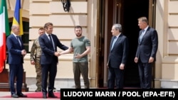  Cancelarul Germaniei, Olaf Scholz, președintele Franței, Emmanuel Macron, președintele Ucrainei, Volodimir Zelenski, premierul italian Mario Draghi și președintele României, Klaus Iohannnis