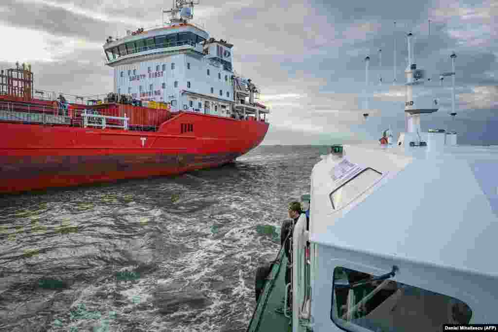 Teretni brod viđen s rumunskog pilota Kapetan pilotskog čamca rekao je za AFP da je njihov posao - navigacija brodova u kanal Sulina - "mnogo porasla" otkako je počeo rat. On je dodao da "naporno rade, od izlaska do zalaska sunca". Podaci pokazuju da je u maju oko 400 čamaca prošlo kroz kanal Sulina, što je tri puta više nego u istom mesecu lane.