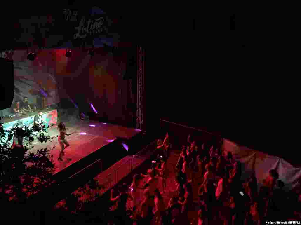 Na festivalskom prostoru, do 10. jula će nastupati veliki broj izvođača na skoro 20 bina. 