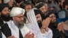 Ministrul taliban de interne Sirajuddin Haqqani (centru) și alți lideri talibani în timpul unei ceremonii marcând a 30-a aniversare a victoriei mujahedinilor, din 8 Saur 1371 (28 aprilie 1992) asupra guvernului regimului comunist, la Kabul, la 28 aprilie 2022