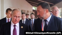 Președintele rus Vladimir Putin (stânga) și magnatul Oleg Deripaska la Consiliul Consultativ de Afaceri APEC, în Danang, Vietnam, noiembrie 2017.