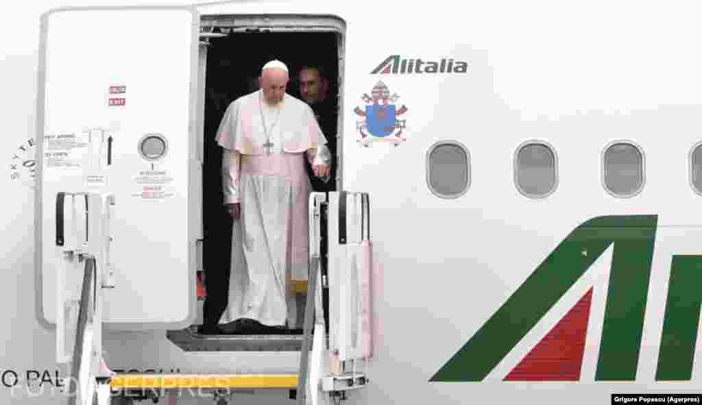 Papa Francisc a aterizat, vineri, pe 31 mai, pe Aeroportul Henri Coandă puțin după ora 11, fiind întâmpinat de președintele Klaus Iohannis și de soția sa, Carmen, precum și de reprezentanți ai bisericilor Catolice, Greco-Catolice și Ortodoxe. 