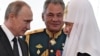 Patrijarh Kiril (desno) s ruskim predsjednikom Vladimirom Putinom (lijevo) i ministrom obrane Sergejem Šojguom, juli 2017.