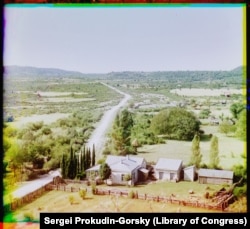 O gospodărie ordonată de-a lungul unei „autostrăzi” care se duce până pe coasta Mării Negre. Fotografia a fost făcută de pe un vârf de deal cu vedere la satul cunoscut astăzi sub numele de Bzyb, în regiunea separatistă Abhazia, desprinsă din Georgia.