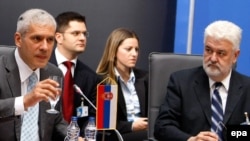 Predsednik Srbije Boris Tadić, premijer Mirko Cvetković i ministar spoljnih poslova Vuk Jeremić na samitu sa evropskim liderima u Novom Sadu, juni 2009.