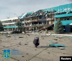 Un inspector examinează pagubele la o instalație portuară de cereale după un atac al forțelor militare ruse în Ismail, regiunea Odesa, Ucraina, 2 august 2023. Procuratura Generală prin Telegramă/Maiajul prin REUTERS