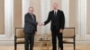 Premierul armean Nikol Pașinian (stânga) și președintele azer Ilham Aliyev s-au întâlnit la Abu Dhabi la începutul acestei luni pentru a discuta despre un posibil tratat de pace între cele două țări.