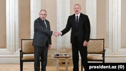 Premierul armean Nikol Pașinian (stânga) și președintele azer Ilham Aliyev s-au întâlnit la Abu Dhabi la începutul acestei luni pentru a discuta despre un posibil tratat de pace între cele două țări.