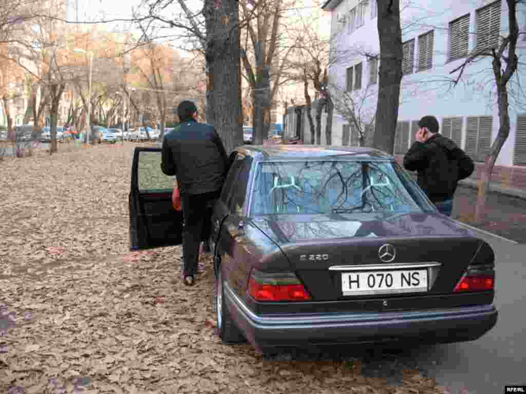 Осыдан кейін Жамбыл ҰҚК қызметкерлері Рамазан Есіргеповті ұстап әкетуге тырысты. Алматы, 1 желтоқсан 2008 жыл. - Осыдан кейін Жамбыл ҰҚК қызметкерлері Рамазан Есіргеповті ұстап әкетуге тырысты. Алматы, 1 желтоқсан 2008 жыл.