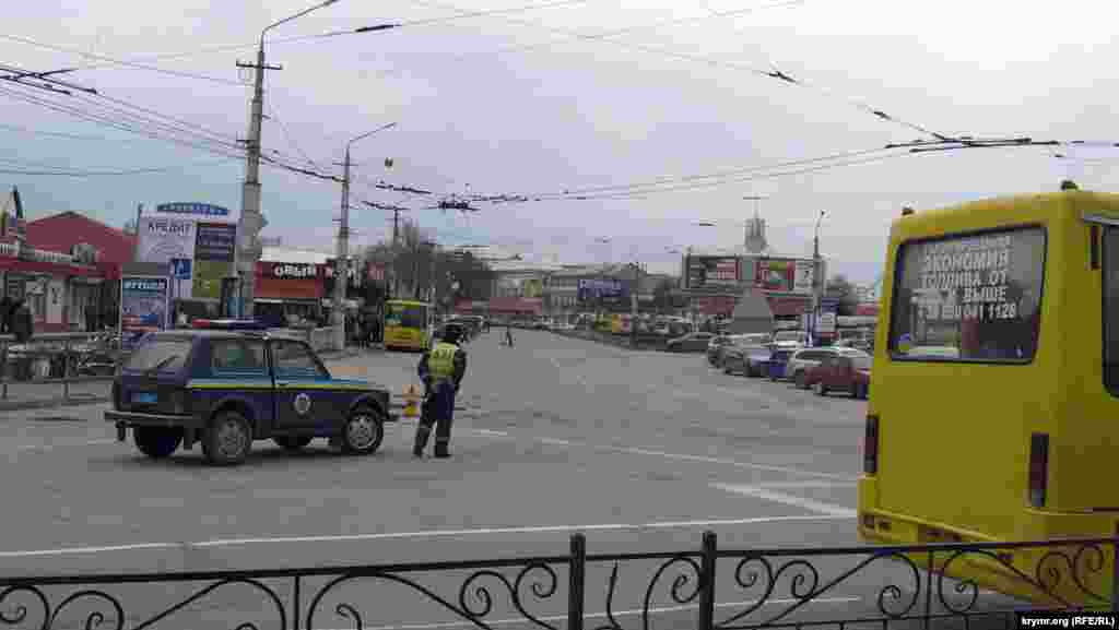 Украина белгісінен жол полициясының көліктері ғана қалды. Наурыздың басында Украина полицейлері көрінбей кетті. Қырым көшелерінің билігі «өзін-өзі қорғау» жасақтарына өтті. Ал «сыпайы жасыл адамдар» автоматтары, пулеметтері мен гранатометтерін асынып, ештеңеге араласпай, үнсіз тұратын. 